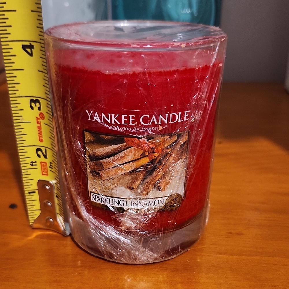Yankee Candle Vibrant Red Sparkling Cinnamon
